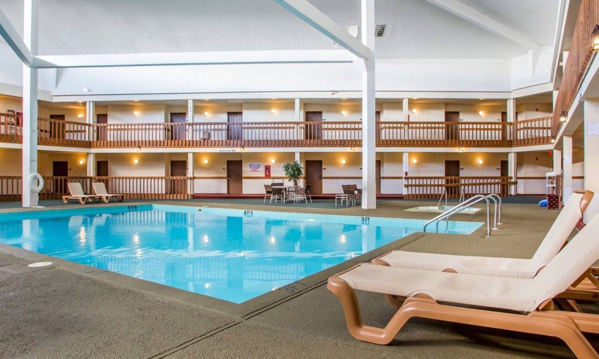 Stevens Point Hotel | Econo Lodge Inn And Suites