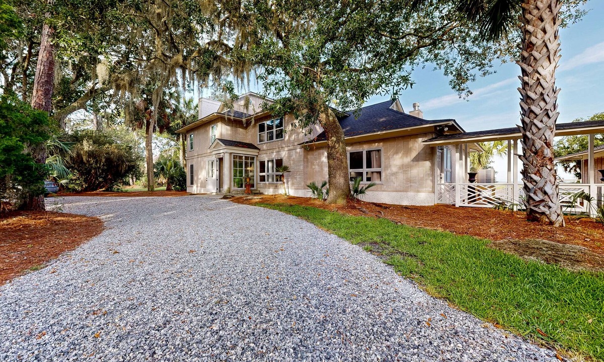 Epworth Acres House | Elegant house in St. Simons Island - two ponds, pool, & wood-burning fireplace