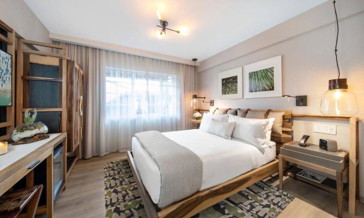 City Center Hotel | Elegant South Beach Oasis: Minutes to Mall, Designer Rooms & Beach Access