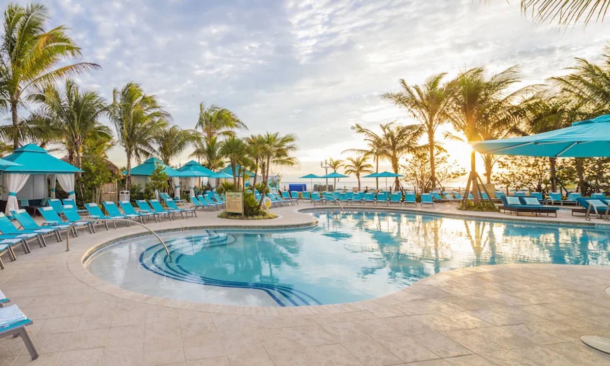 Hollywood Hotel | Elegantly Appointed Oceanview Room For a Luxurious Stay with Outdoor Pool