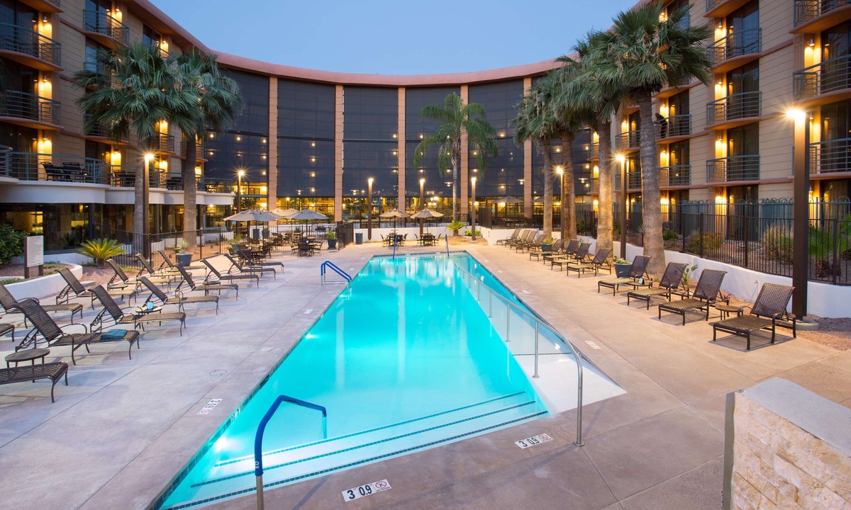 Camelback East Hotel | Embassy Suites Phoenix - Biltmore