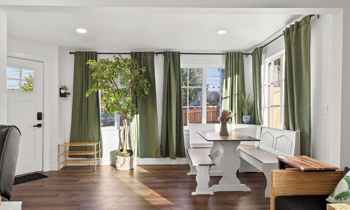 White Center House | Emerald City Jungle Oasis – 10 Min to Downtown Seattle