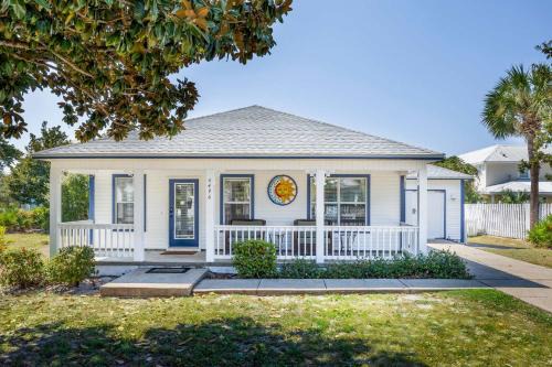 Clipper Cove House | Emerald Escape-Crystal Beach-Private Pool-GolfCart