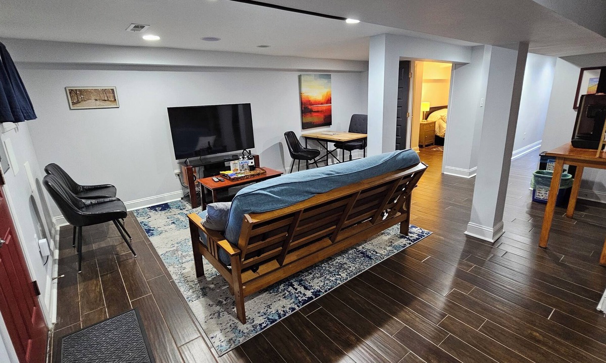 Petworth House | English Basement in Wash., DC - free off-street parking, walk to restaurants