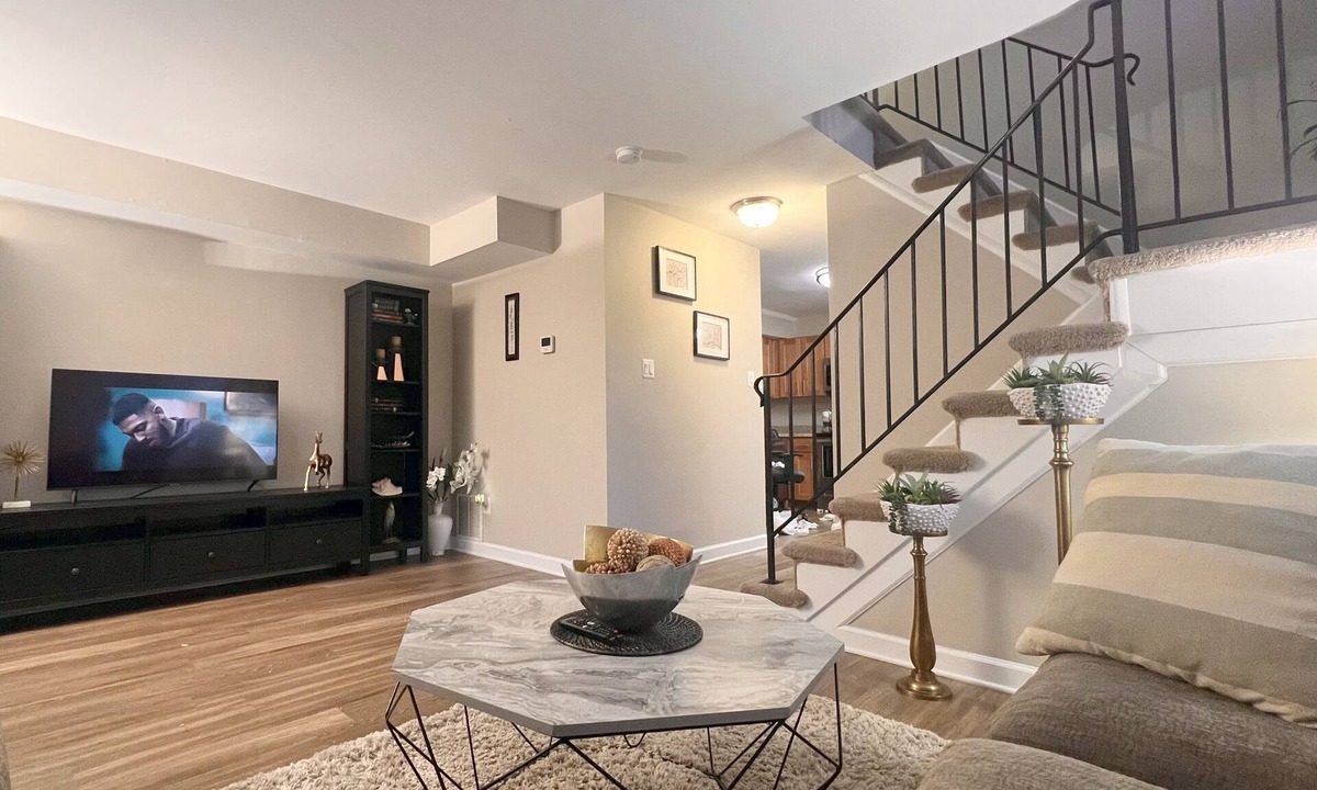 Travilah House | Entire Home in North Potomac with full kitchen and patio, 30min to DC