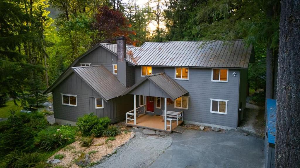 Glacier House | Evergreen Lodge