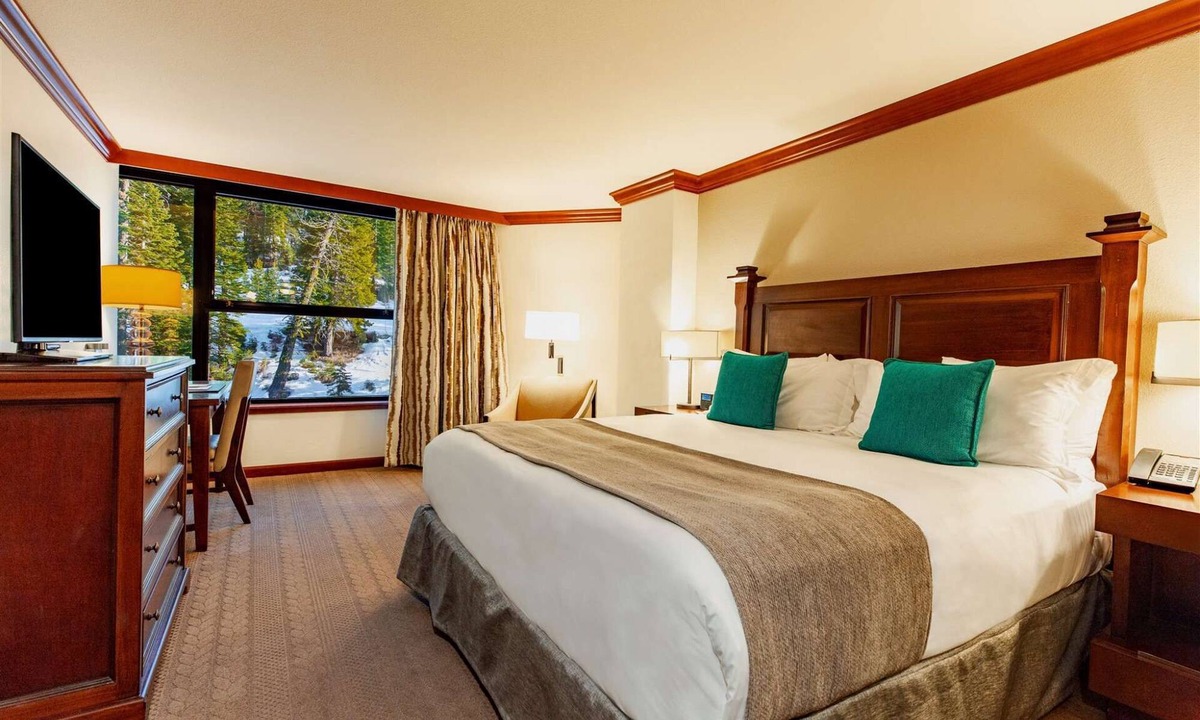 Olympic Valley Hotel | Everline Resort & Spa Deluxe King Room Forest View