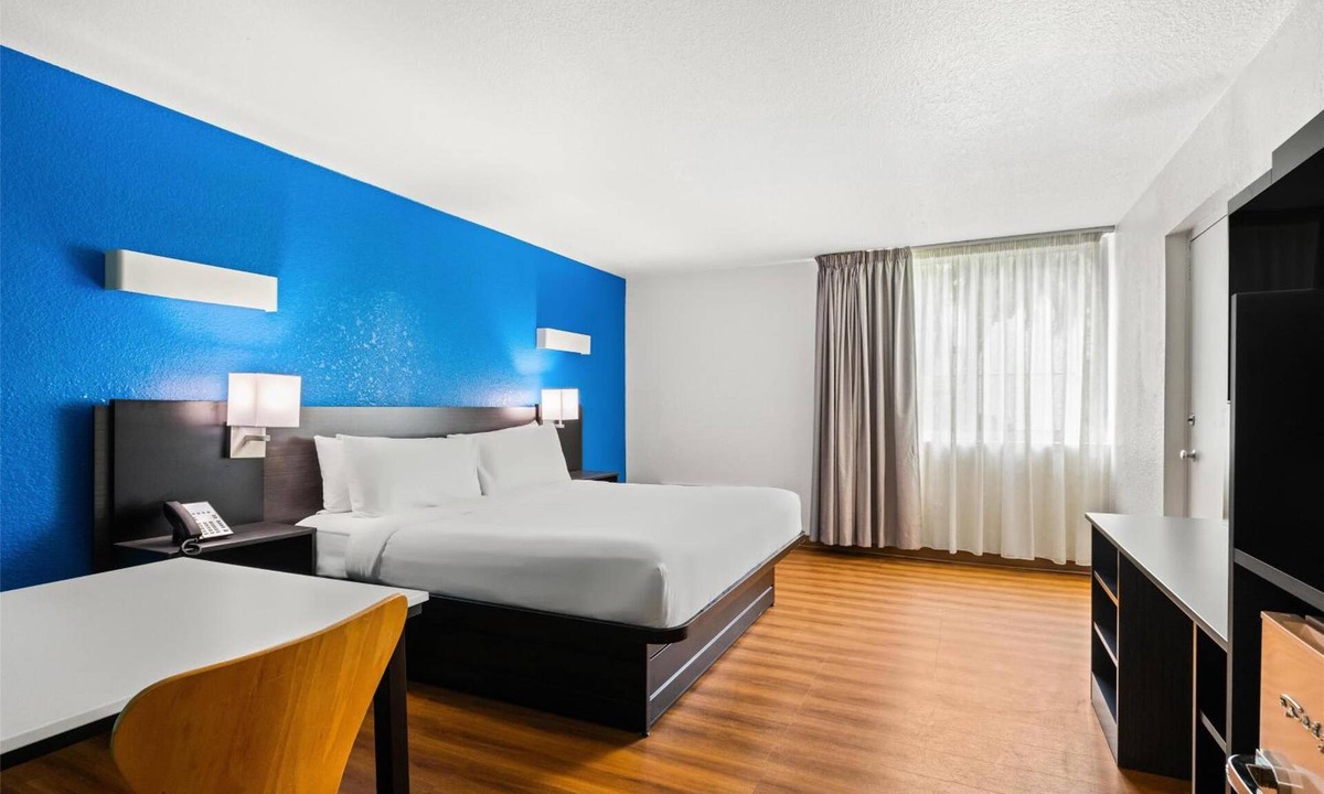 Ludlam Hotel | Experience a Vintage Miami Feel | 6.5 Mi from Miracle Mile | Pets Allowed