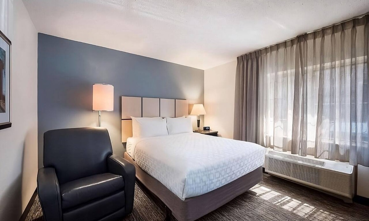 North Olmsted Hotel | Experience Convenient Stay in North Olmsted! Pet-Friendly Unit, w/Kitchenette