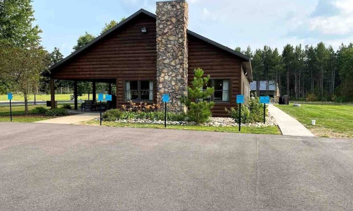 Nekoosa Cabin | Fairway Lodge-Rome Away From Home-5min Sand Valley
