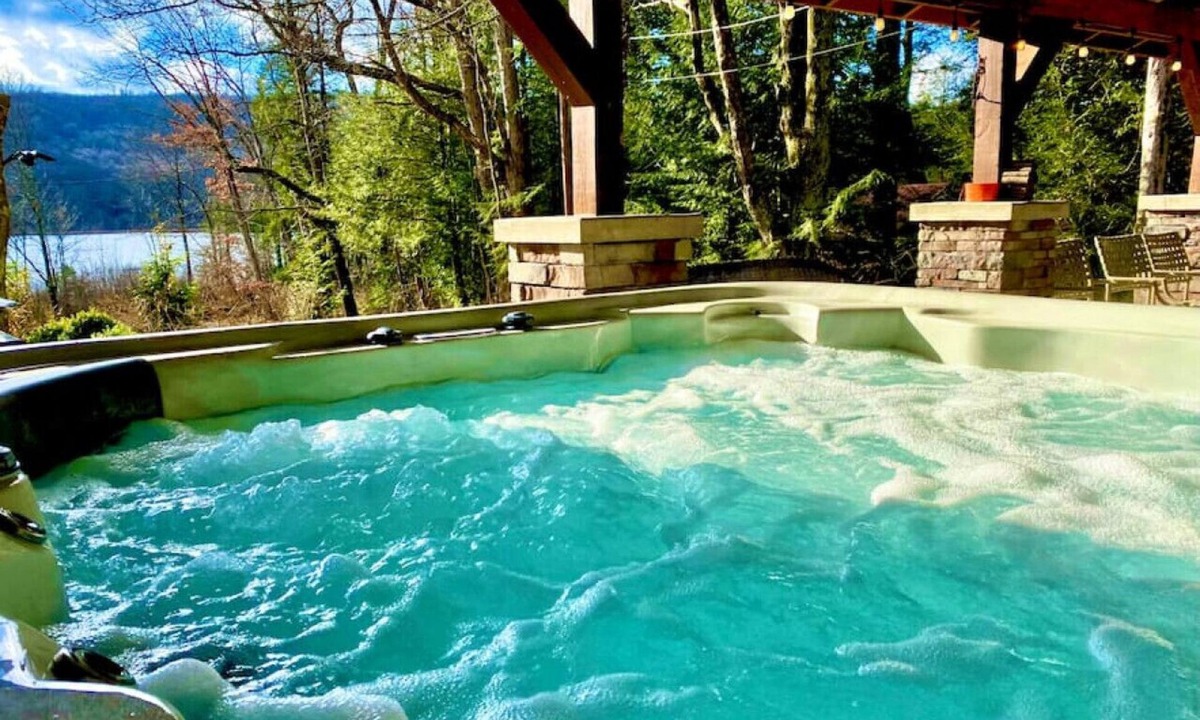 Confluence Cabin | Fall Getaway Camp Sideways Sleeps 6 · 3BR 1BA · Hot Tub Fire Pit Grill Fireplace