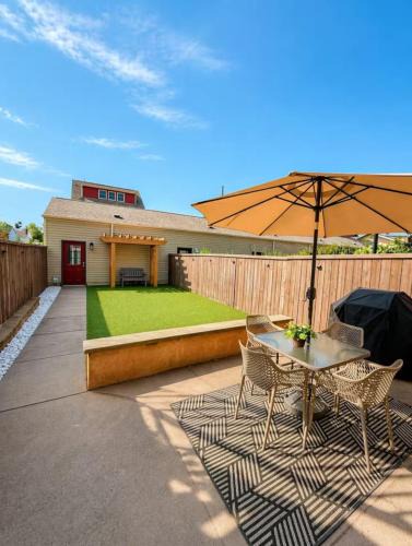 East Allegheny House | Family-Friendly 4BR Retreat Sleeps 12, Private Yard, Garage, Close to Stadiums, Casino & Downtown