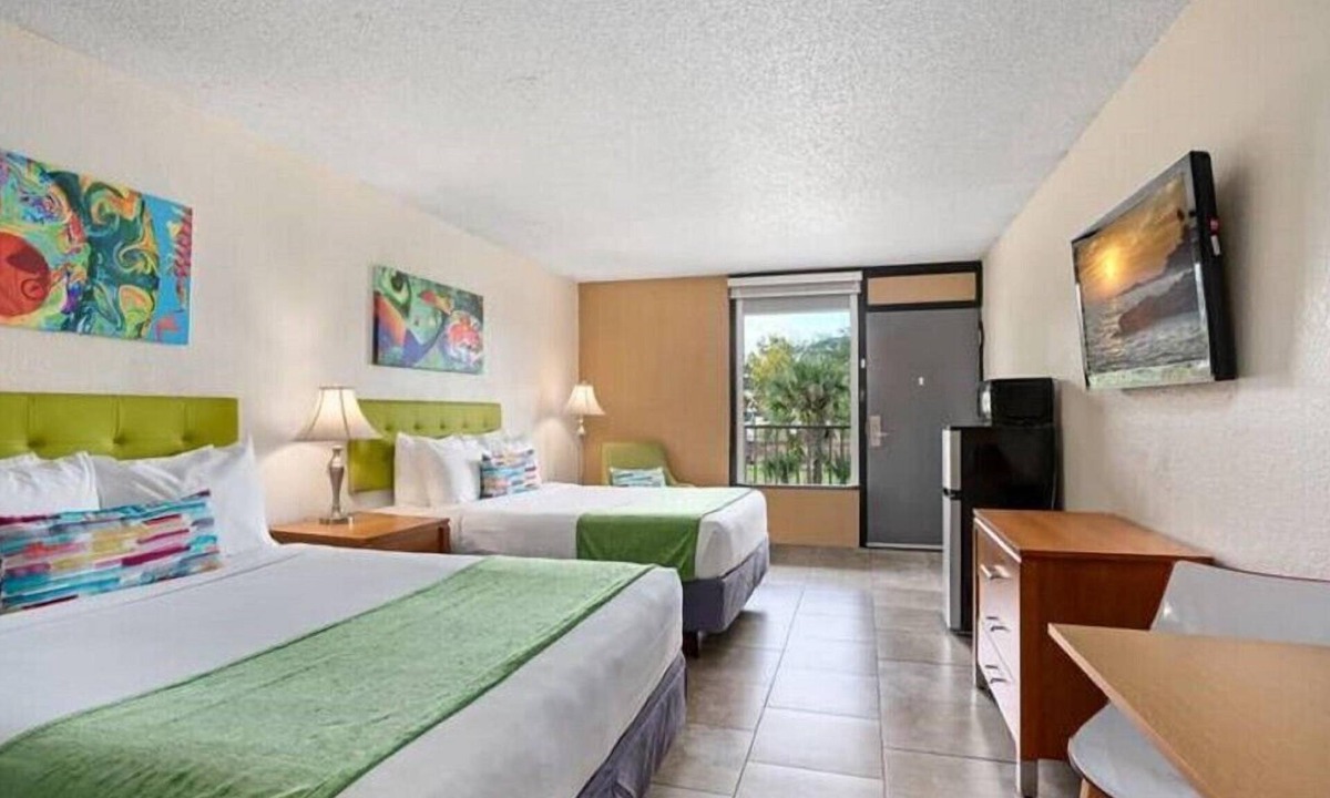 Historic Downtown Kissimmee Hotel | Family-friendly Room with 2 DBL Beds and Tennis Court