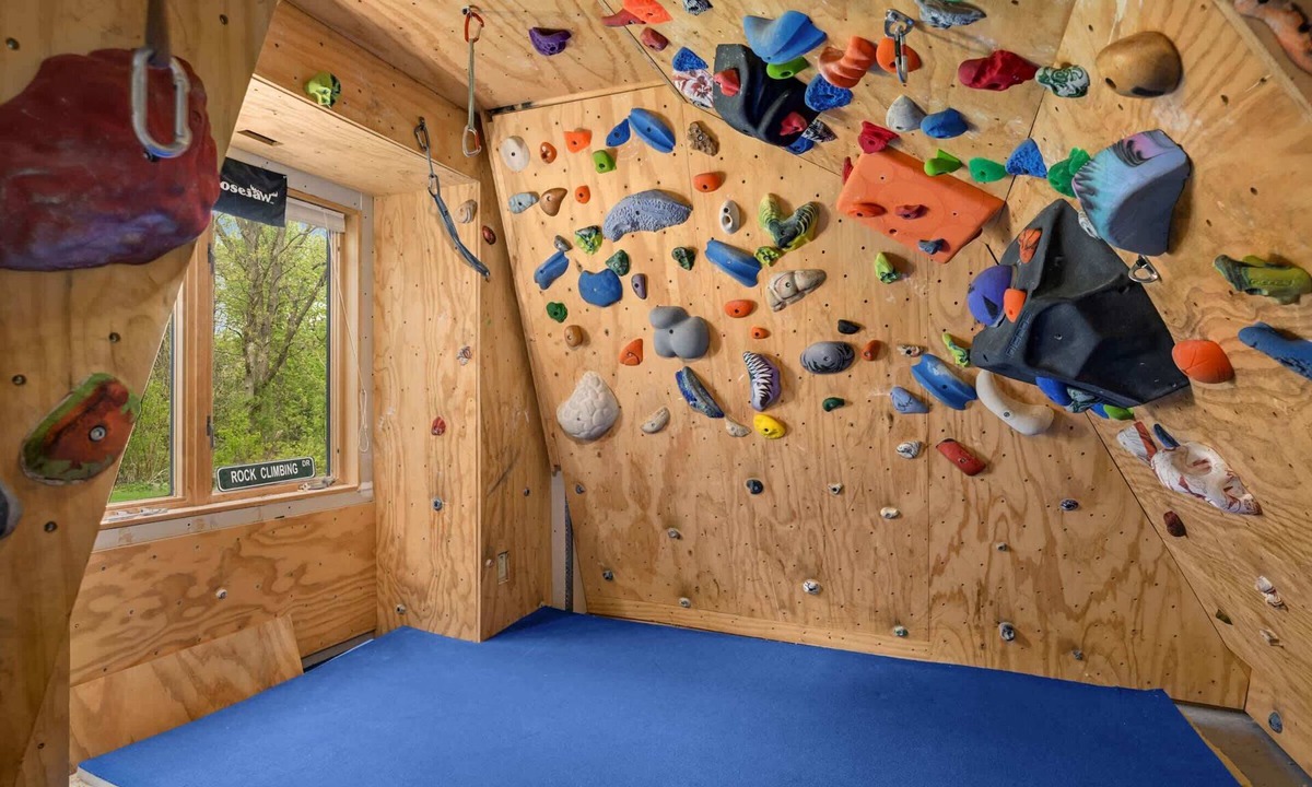 Rosemount House | Family Stay MN Zoo | Climbing Room | Private Deck