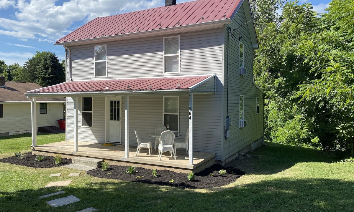 Millville House | Farmhouse Retreat Sleeps 6, Yard for Tents, Near River + C&O Canal