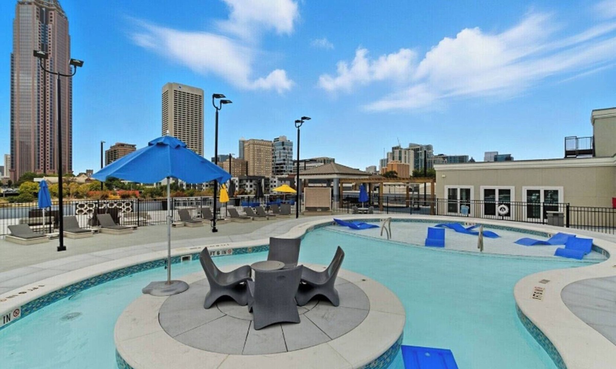 SoNo Condo | Major international sporting event King Suite | Rooftop Pool | Gym | Balcony & Skyline Views | ATL