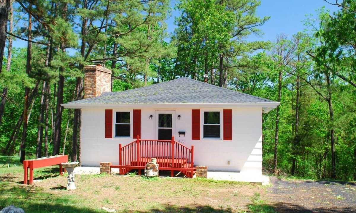 Grubville House | Fire Pit Cabin Retreat - Sleeps 6 - 1hr from STL