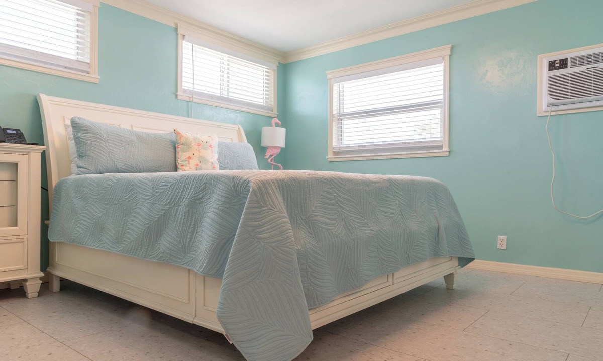 Mid Island Hotel | Flamingo Inn - Standard King with Kitchenette
