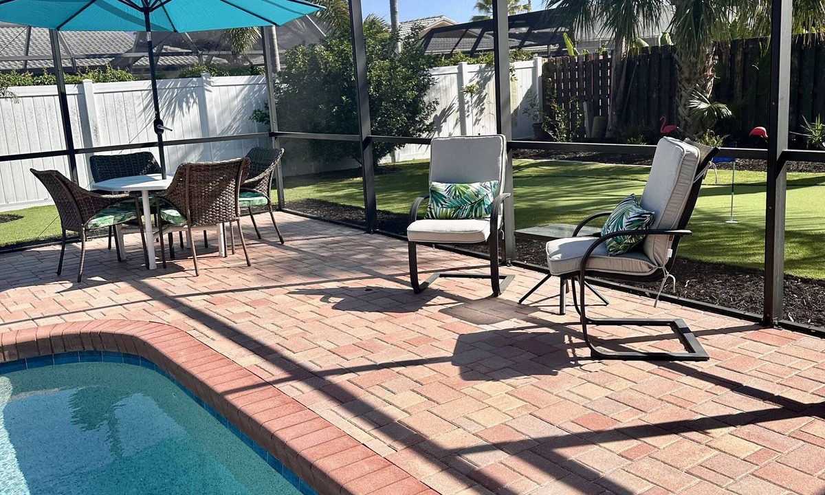 Gulf Gate Woods House | Flip off your Flops at the Faded Oasis!