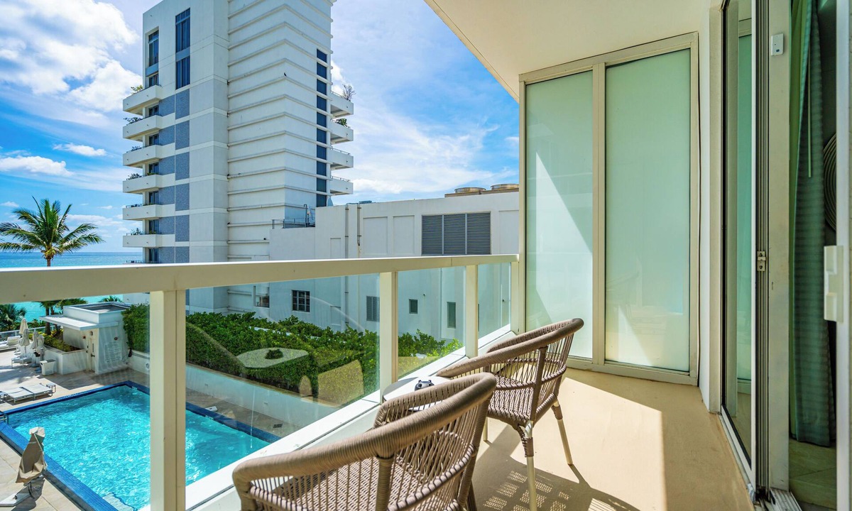 Mid Beach Hotel | Fontainebleau Sorrento Junior Suite 2 Queen Beds
