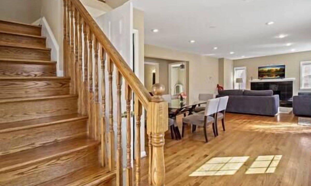 Falls Church House | Fresh | 4 bedroom | Luxury | Center | Sunny