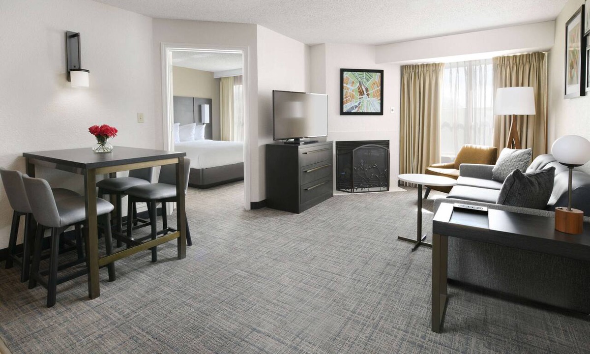 Richardson Hotel | Frontiers of Flight Museum Tour! Private Kitchen! FREE Parking & FREE Breakfast!