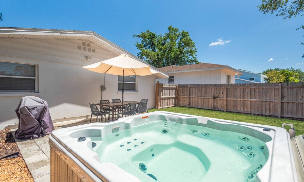 Southgate House | Fully Fenced w/Hot tub near Siesta Key Bridge!