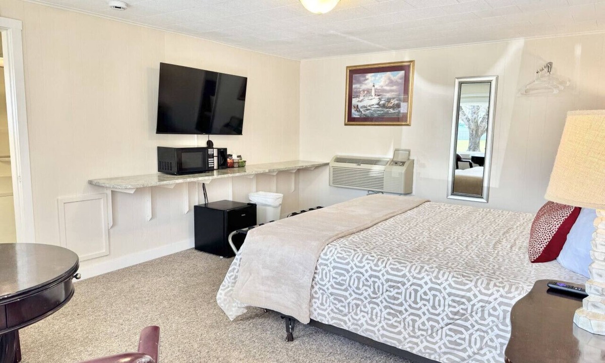 Hulls Cove Hotel | Gallagher`s Travels Room One (King Bed)