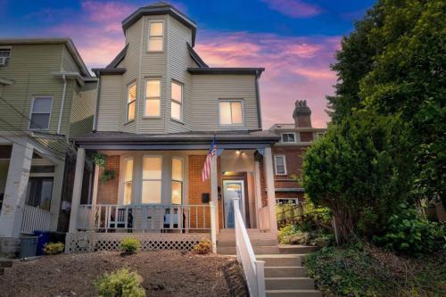 Pittsburgh House | Game Day Getaway - Mt. Washington