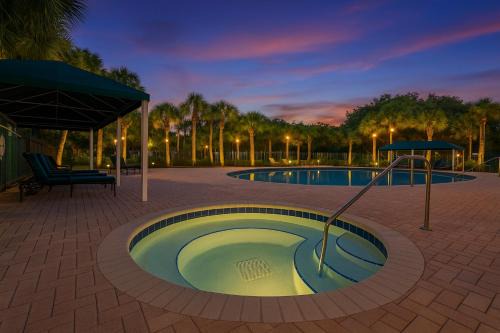 New Tampa House | Gated Comfy 2BR Condo - KING Bed, Pool, Hot Tub, Gym, WiFi, Washer & Dryer, AC, Free Parking - IDEAL FOR Medical, Business, Groups, Relocation - near Moffitt Cancer Center, Tampa Palms, Hunters Green, Live Oak, Cory Lake Isles, New Tampa, Wesley Chapel