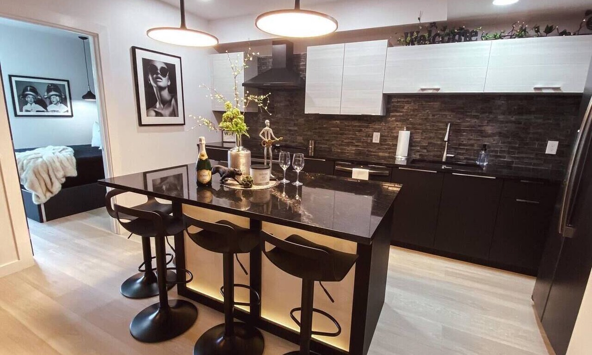 Nashville Condo | GLAM 2 BEDROOM CONDO - MUSIC ROW - GUITAR POOL