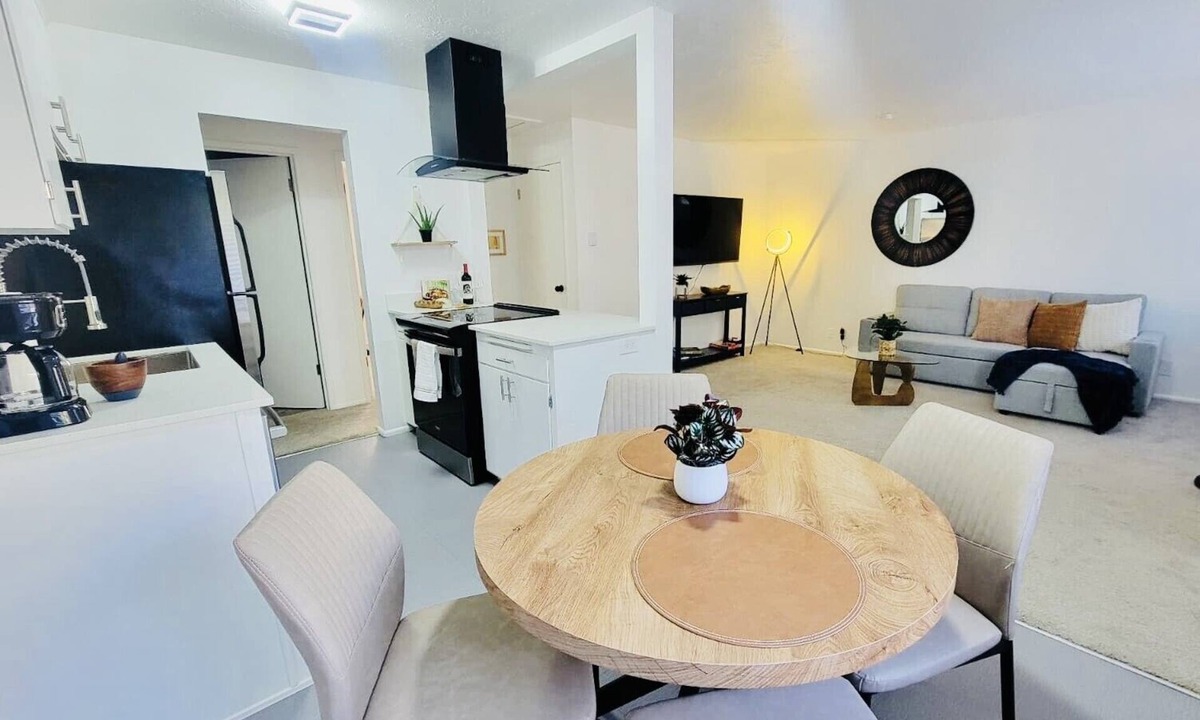 White Center House | Gonzi's Home in Southwest, a cozy, spacious, and comfortable.