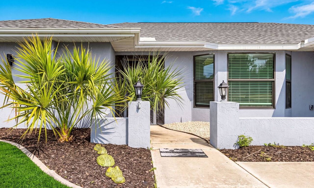 Pebble Beach House | Gorgeous 4 Bedroom Home with Private Pool and Full Kitchen in Rotonda West