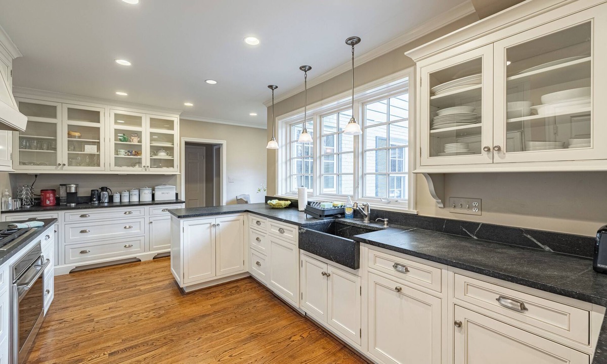 Bethesda House | Gorgeous Entire House 7-Bedrooms 8-Beds in Bethesda, MD