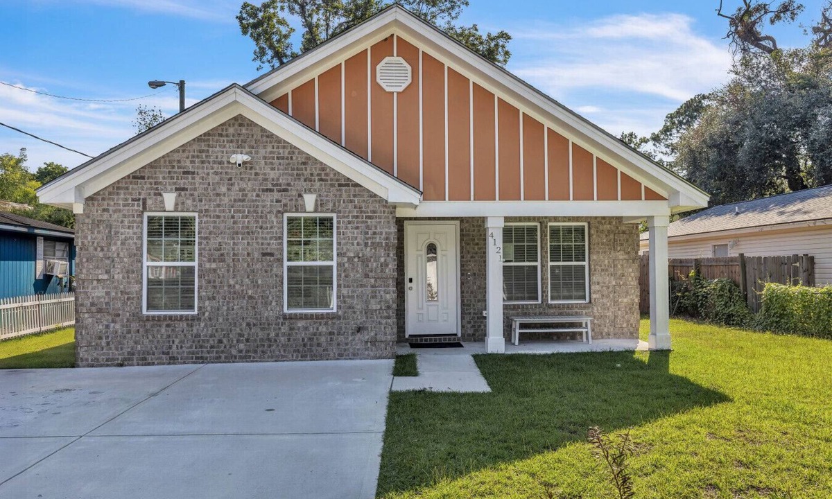 Garden City House | Great Downtown 4BR | 8 Beds + Foosball Fun