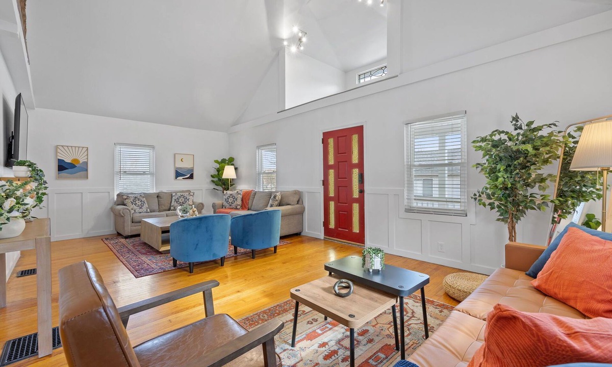Ludlow House | Green Destiny! 7min to DT Cincy, Pool & Hot tub