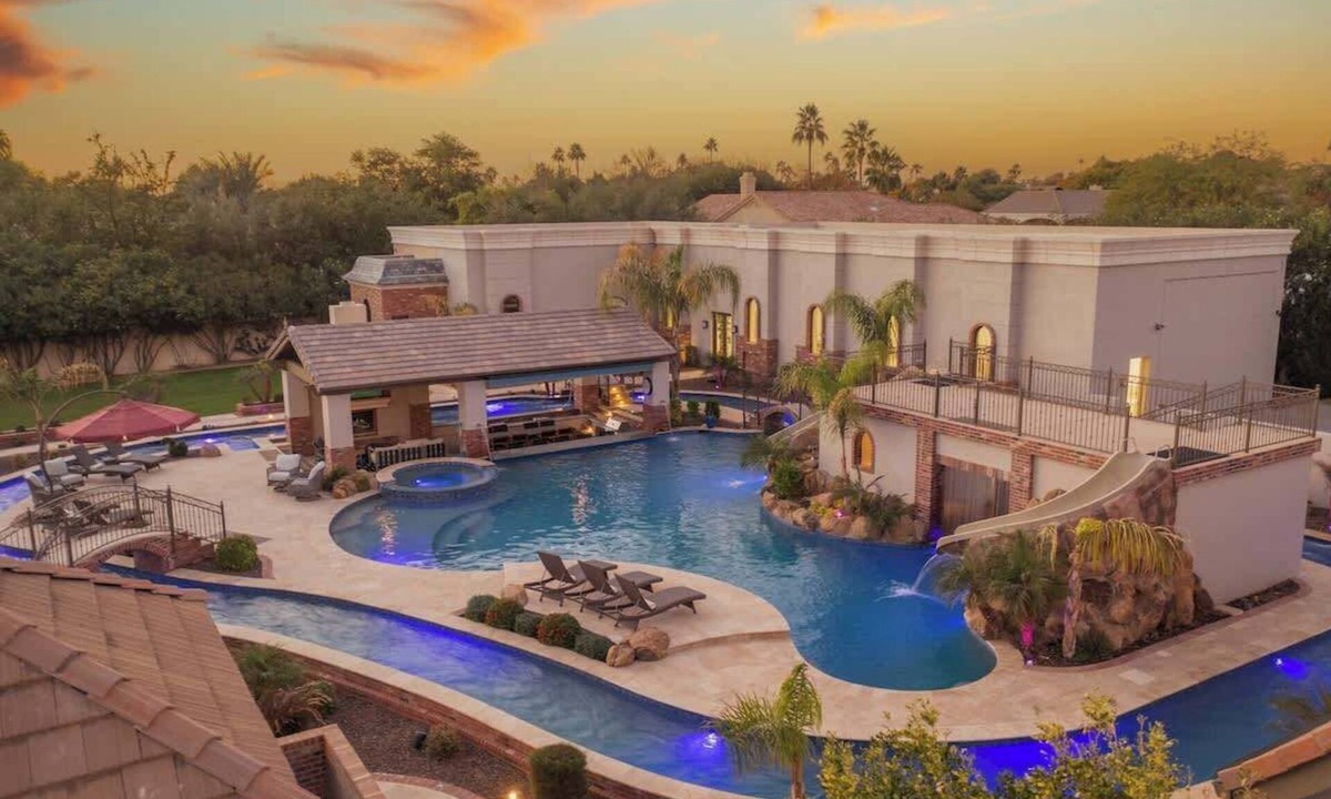 Cactus Acres House | HÓZHÓ Sunnyside | Lazy River, Slides, Pickleball