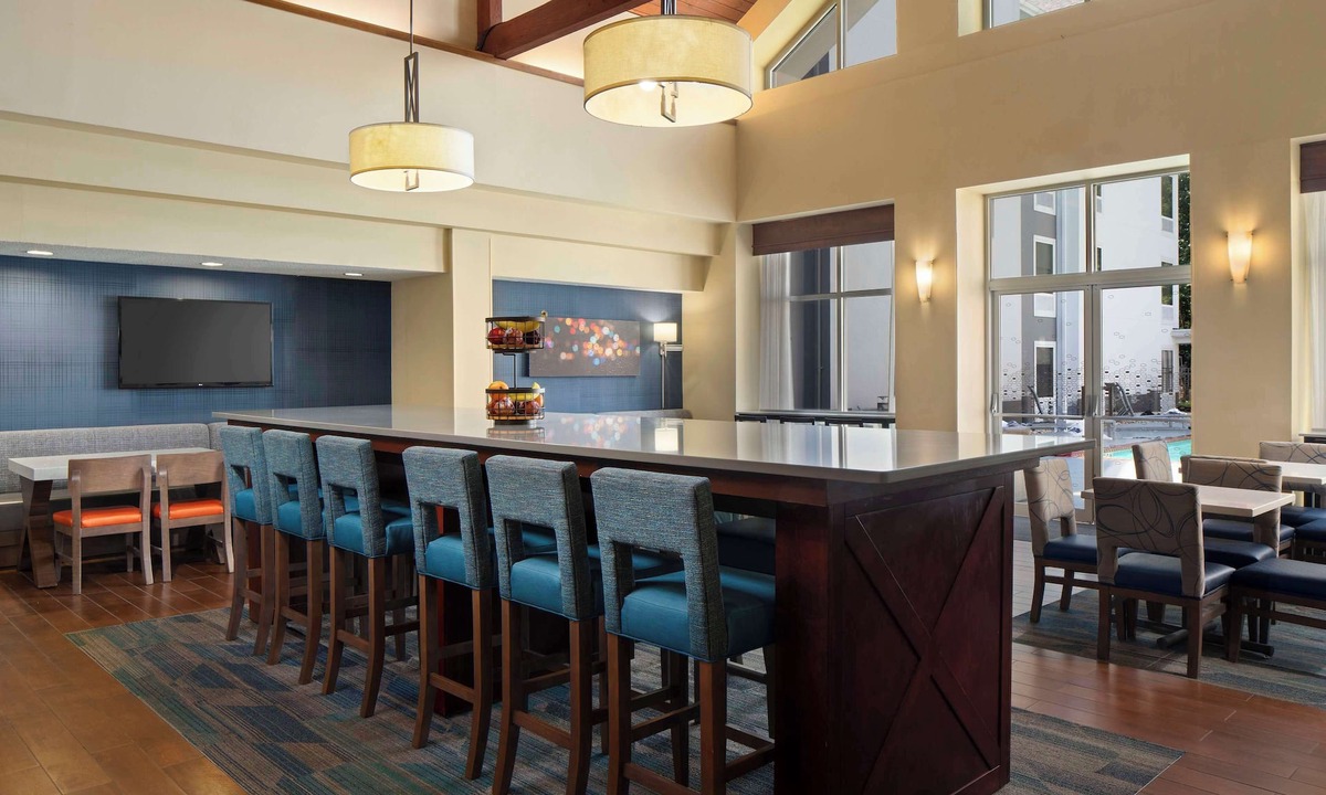 Central Newport News Hotel | Hampton Inn & Suites Newport News (Oyster Point)