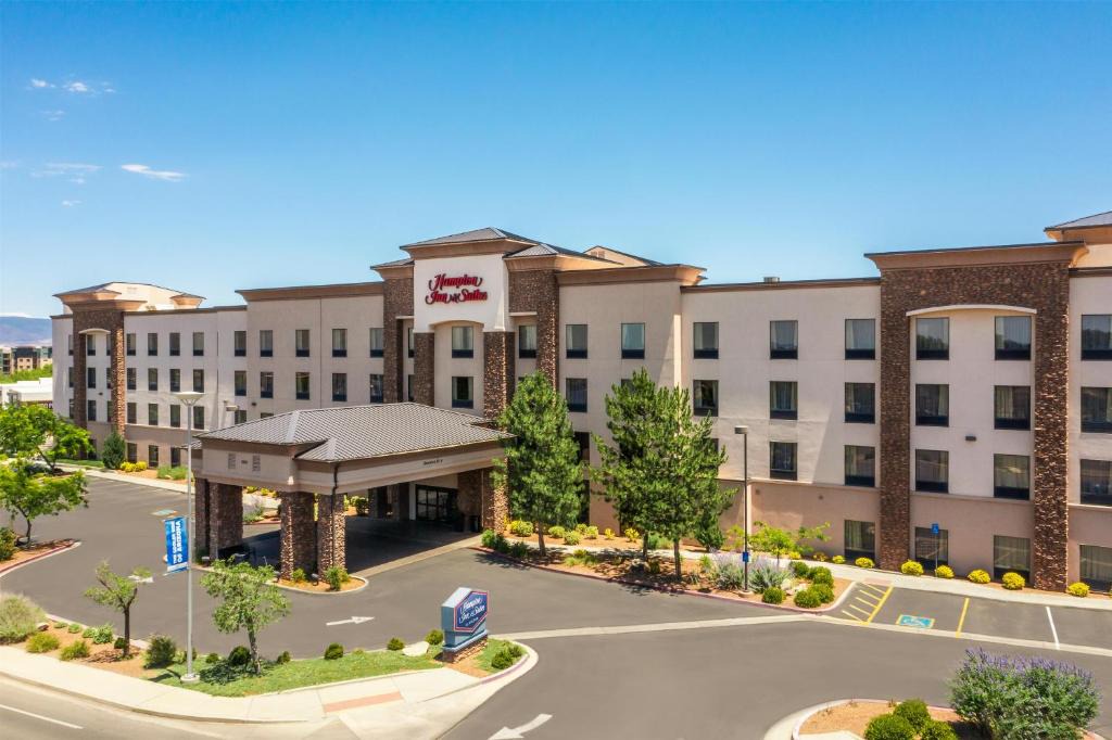 Downtown Prescott Valley Hotel | Hampton Inn & Suites Prescott Valley