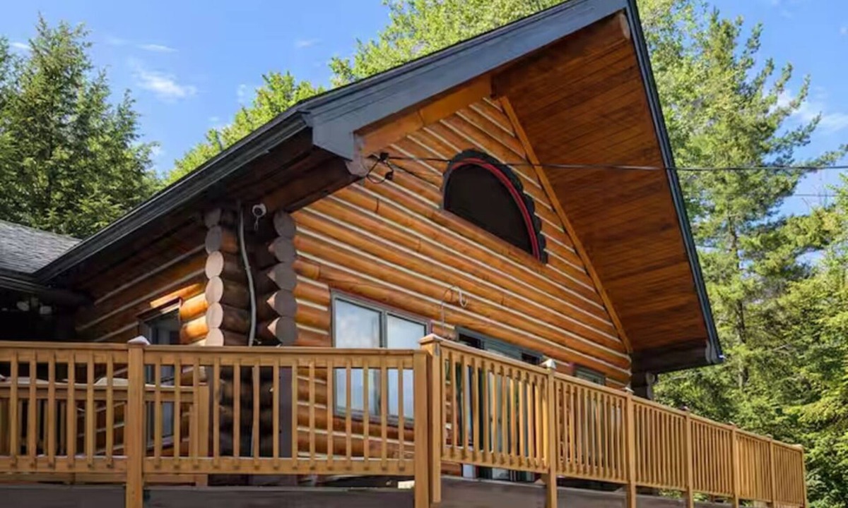 Warren Ski Chalet | Handcrafted Vermont Chalet Walk to Lake Fire Pit Private Deck AC