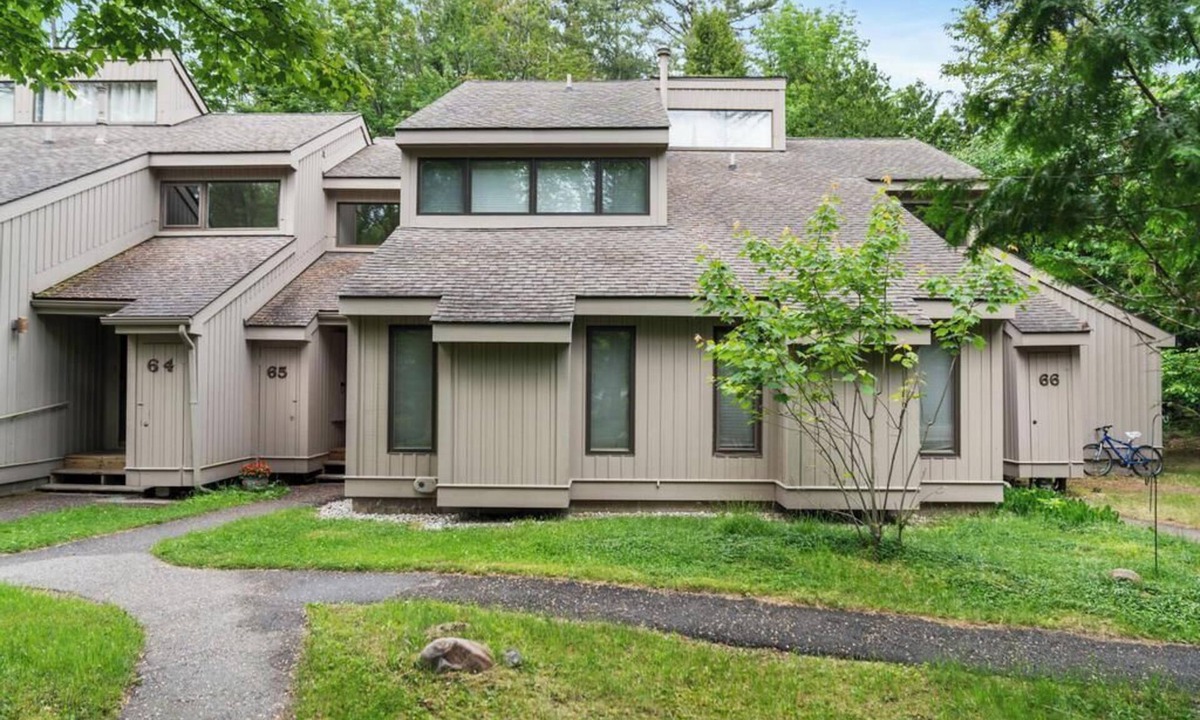 Harbor Springs Condo | Harbor Cove #64 Sandy Beach - Close to Skiing!