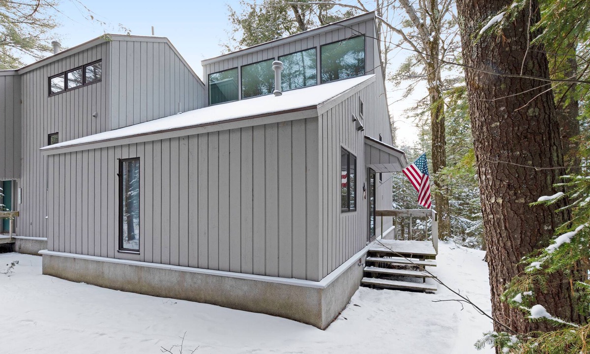Harbor Springs Condo | Harbor Cove condo w/ balcony and fireplace - private beach!