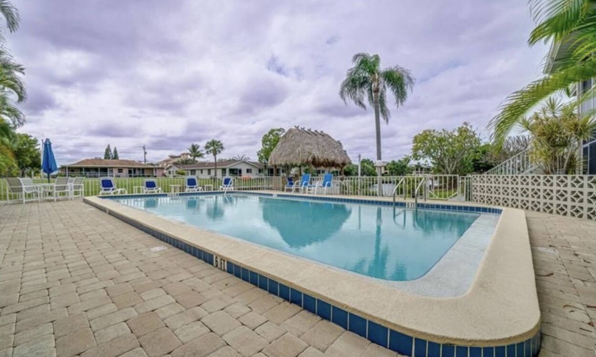 Caloosahatchee Condo | Heart of Downtown Canal front Condo-Traveling professionals dream!