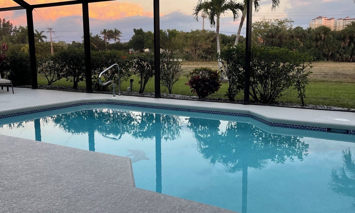 Pelican House | Heated Pool home in the Rose Garden Tarpon Point area!
