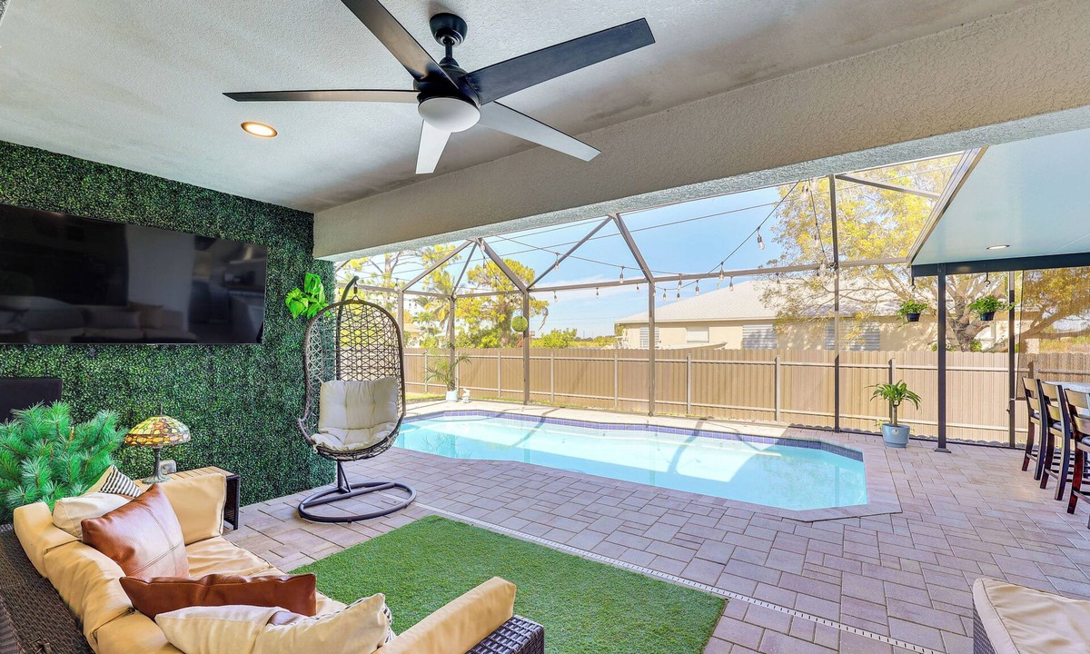 Diplomat House | Heated Pool & Outdoor Kitchen: Cape Coral Home