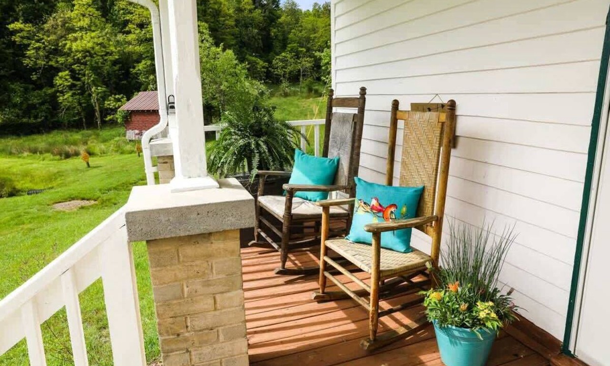 Vesta House | Heritage Farmhouse by Buffalo Mountain Getaway