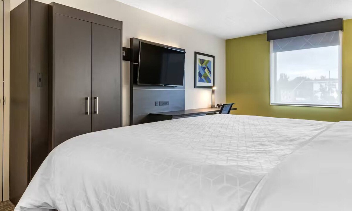 Lickdale Hotel | Hersheypark King Room Breakfast and Gym
