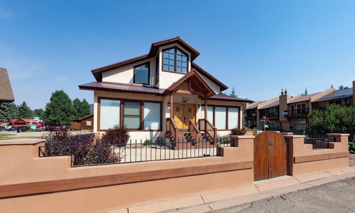Red River House | High Expectations - In Town - Hot Tub - Fireplace - Adjustable Bed - Fenced Yard