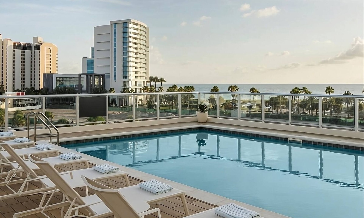 Clearwater Beach Hotel | Hiking Break at Walsingham Park! 3 Spacious Units with Sofa Beds! Parking, Pool!