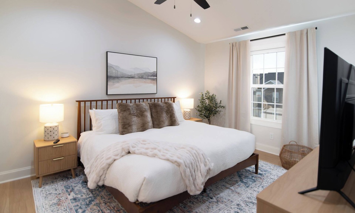 Lynchburg House | Hill City Lux Mins to LU King Bed Sleeps 8